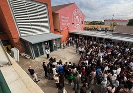 Concentración en el patio del instituto Zurbarán