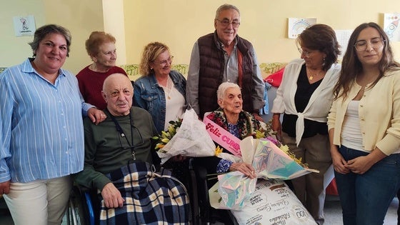 Victoria Gómez sopla las velas de su 100 cumpleaños