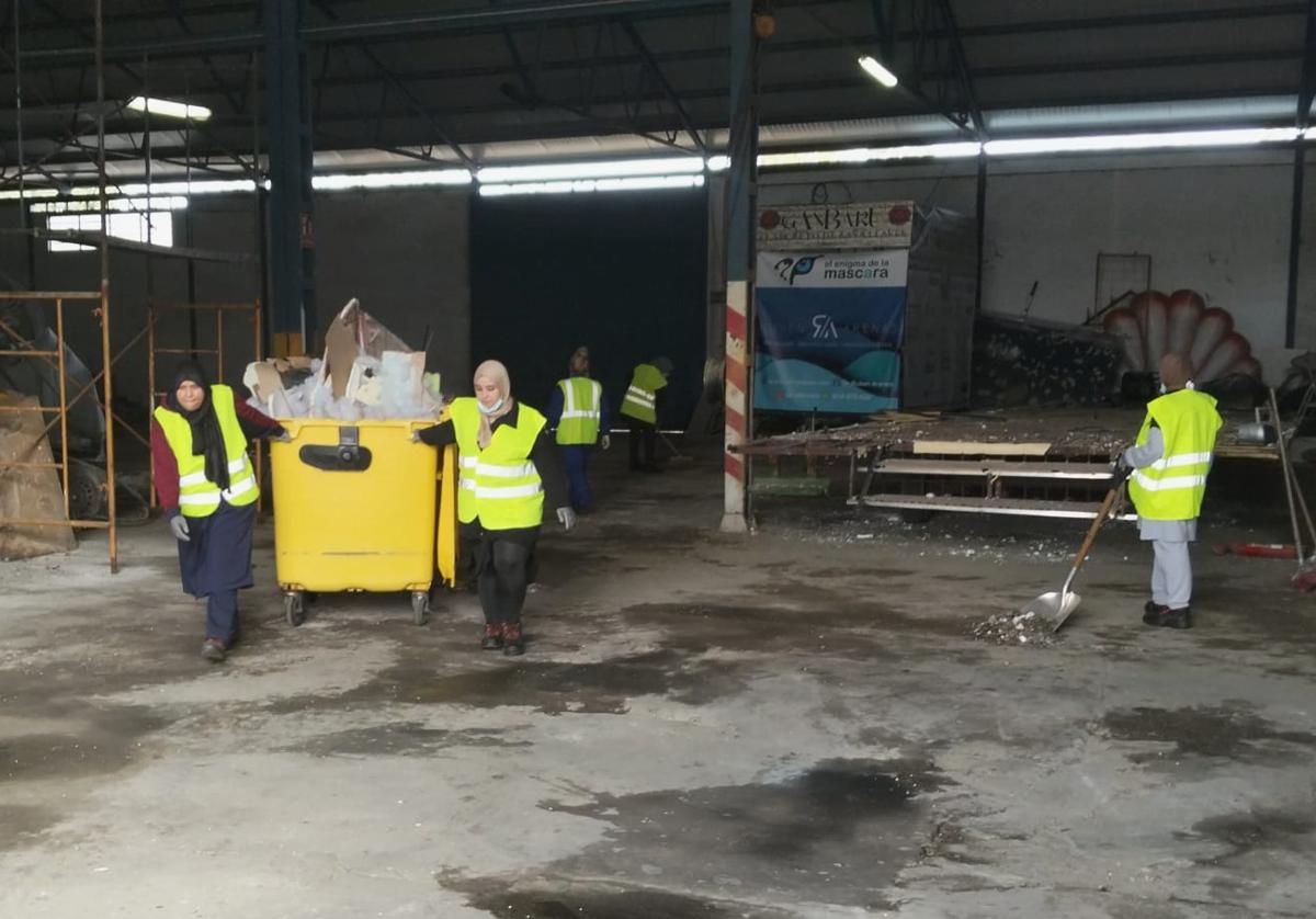 Trabajadoras limpiando la nave municipal