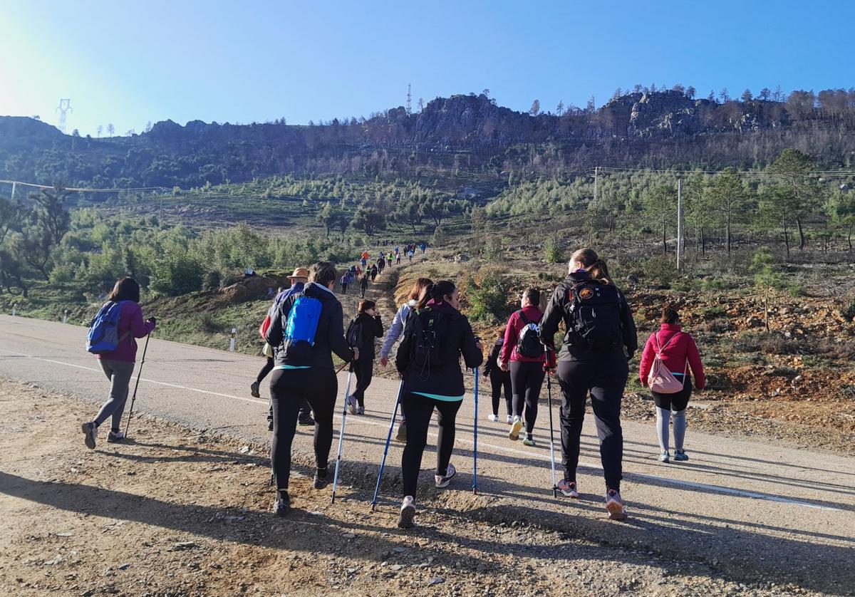 Primera edición de la ruta, con la sierra de MIravete al fondo