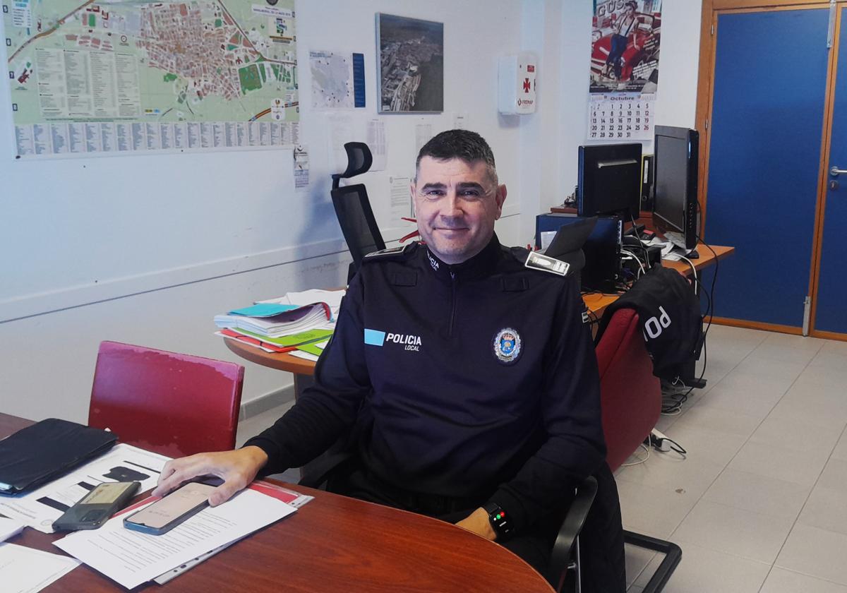 Pedro Blázquez, subinspector jefe de la Policía Local en su despacho