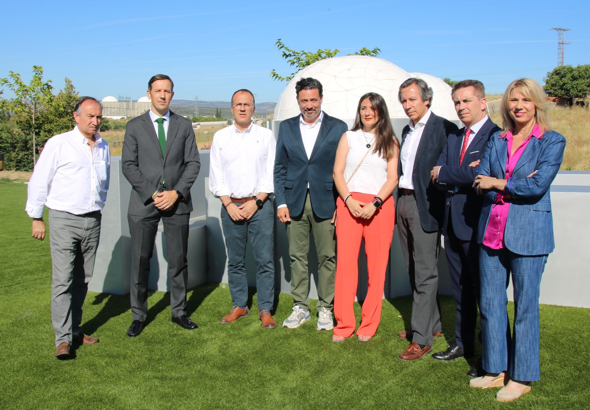 Dirigentes y representantes populares en una visita a Almaraz