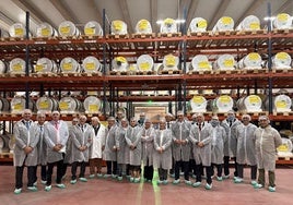 Foto de familia de la visita a las instalaciones del Grupo ENTECO