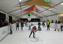 Pista de hielo instalada en la plaza de España