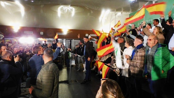 VOX reparte críticas para el «bipartidismo corrupto» y para María Guardiola por «robarnos el cambio»