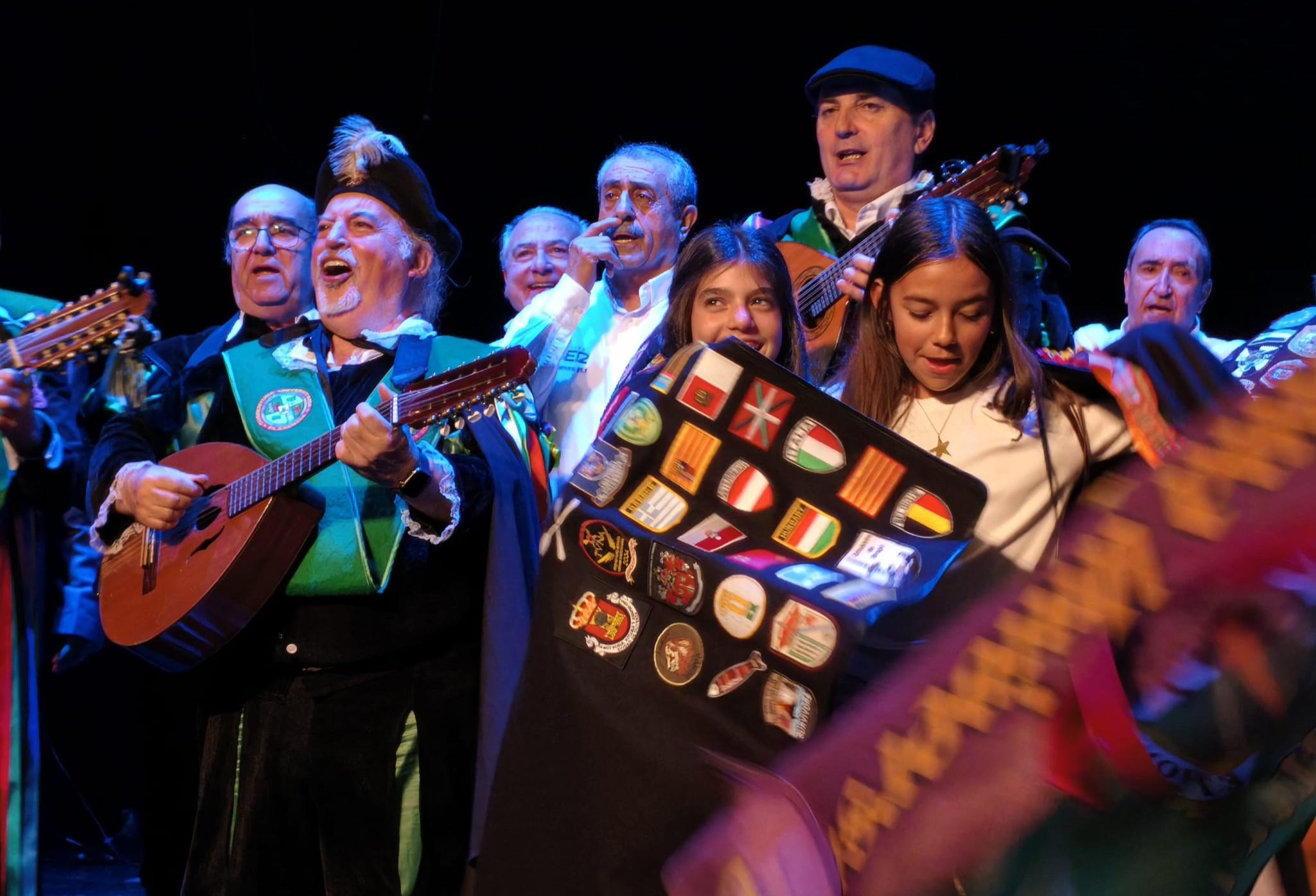 Música y humor 'adelantan' la fiesta en el primer festival navideño