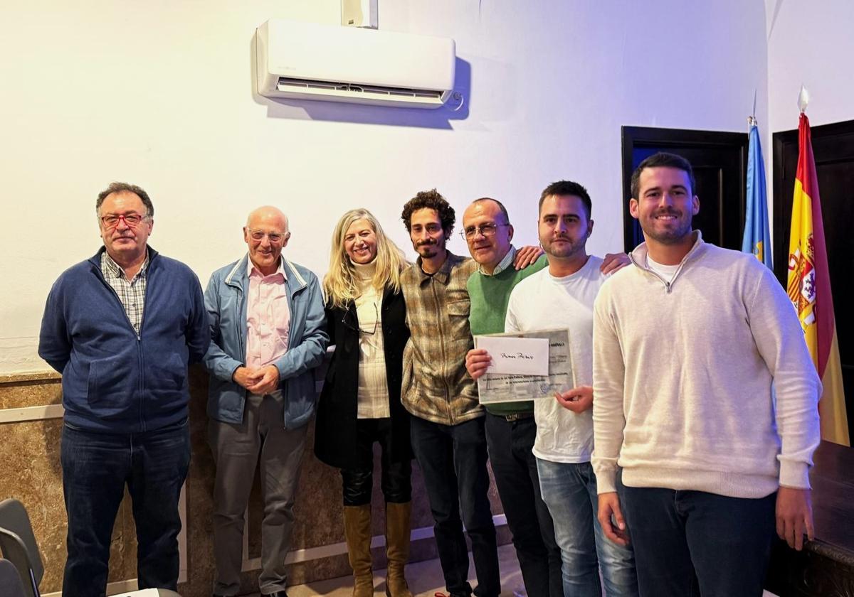 Los ganadores con autoridades y organizadores tras recibir el premio