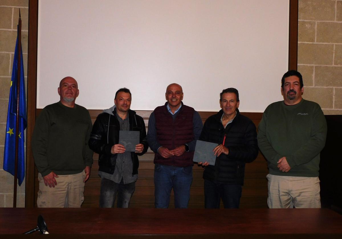 Los ganadores junto al alcalde y a los organizadores tras recibir sus premios