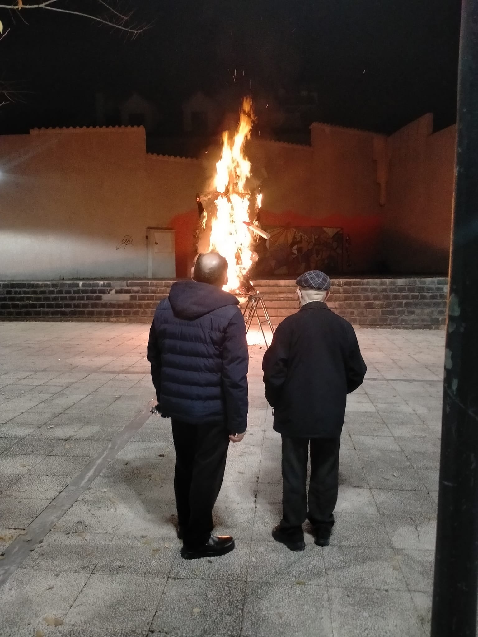 Don David frente al muñeco del 'Hombre malo'
