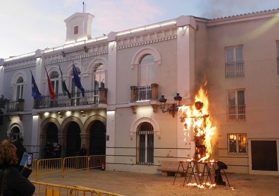 La quema del Hombre Inicuo se trasladó a la plaza de España