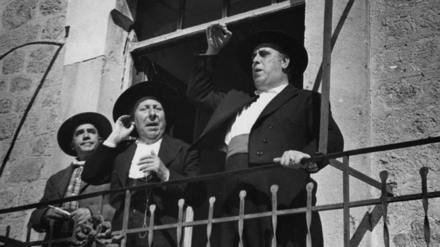 Inolvidables Pepe Isbert y Manolo Morán desde el balcón municipal