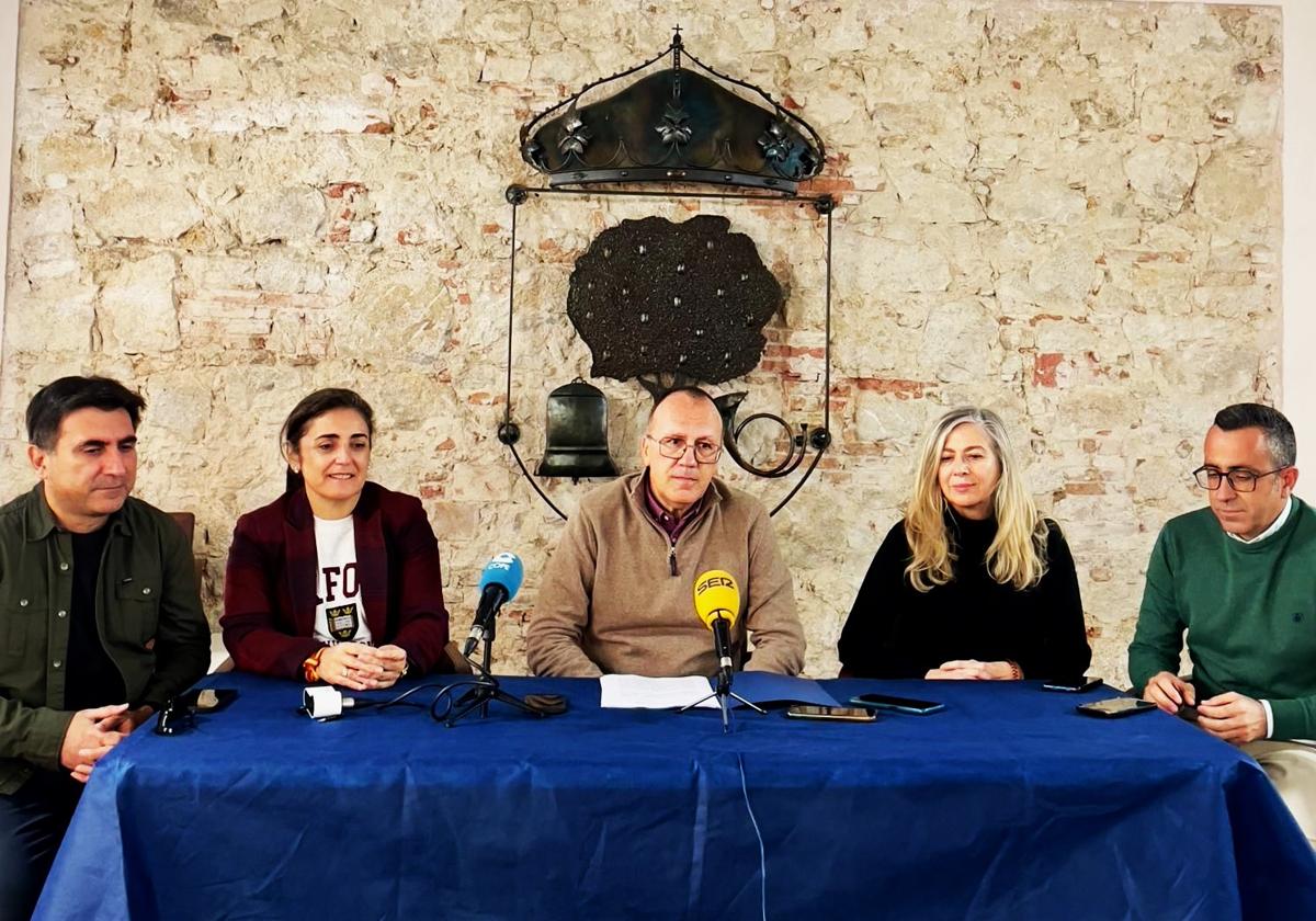 Enrique Hueso con buena parte del equipo de Gobierno