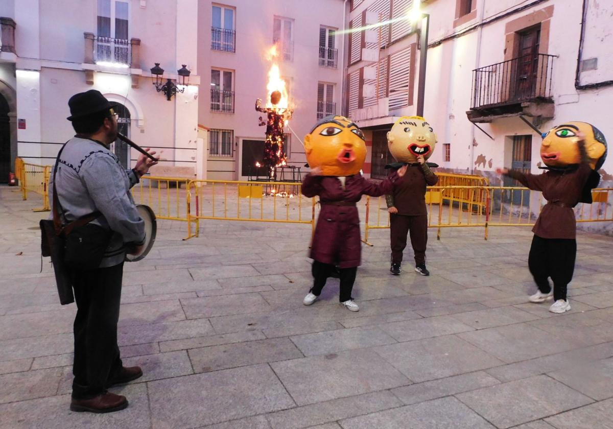 El Hombre Inicuo vuelve a la plaza de España