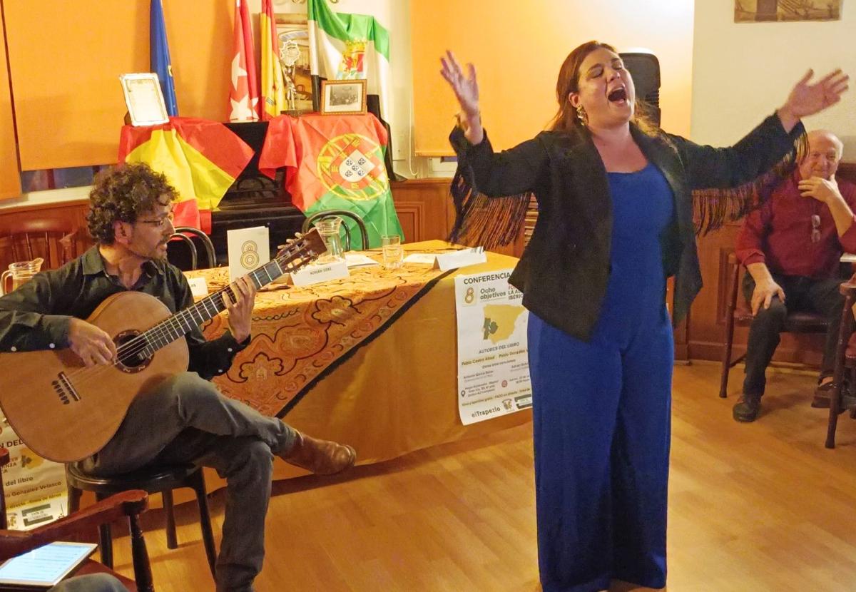 La fadista Laureana acompañada por Carlos Ramos a la guitarra