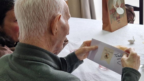 Grandes Amigos reúne en una comida navideña personas mayores y voluntarias