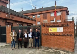 Los alcaldes a las puertas del cuartel donde se ubica el Seprona en Casatejada