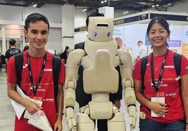 Alejandro y Samira con un 'compañero' en Singapur