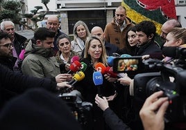 María Guardiola rodeada de informadores en Talayuela