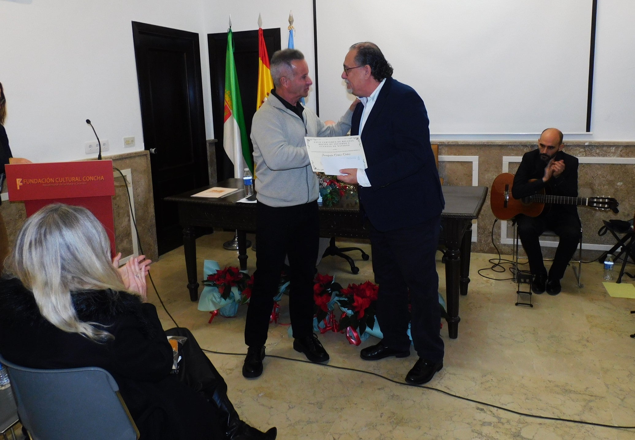 Joaquín Ortiz, a la izquierda, ganador del certamen