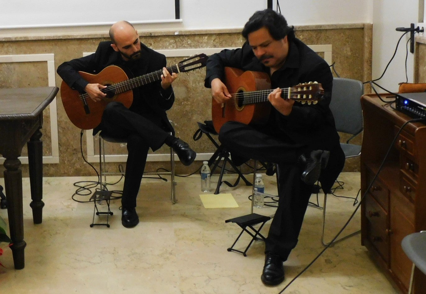 El dúo Sonanta amenizó el acto con su música