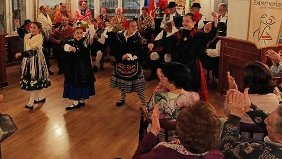 Viajes, libros, folklore y un paseo por Las Hurdes en la 'casa grande' de los extremeños en Madrid