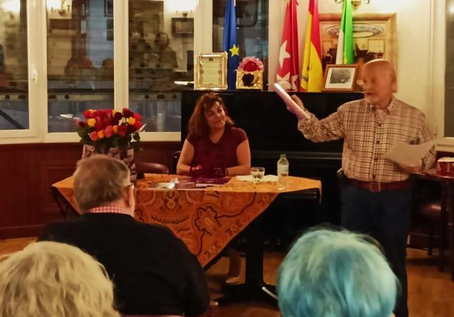 Theo Acedo presentó e libro 'Las rosas en el arte'