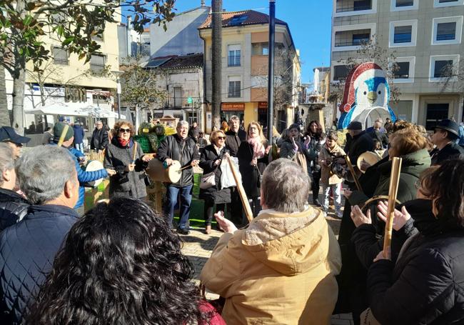 Zambombas, panderetas y botellas en el Jardincillo