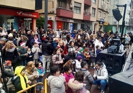 Campanadas infantiles en el peatonal con frío y niebla