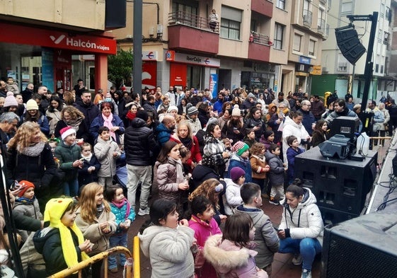 Campanadas infantiles en el peatonal con frío y niebla
