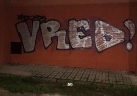 Han vuelto las pintadas al pabellón de Navarrosa