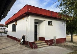 Acceso al edificio de Educación Infantil, que carece de rampa