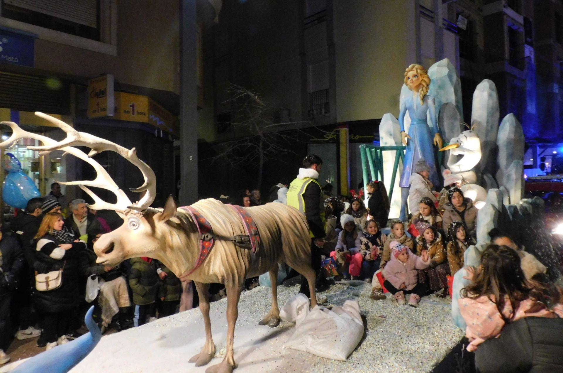 La cabalgata de los Reyes Magos y los regalos despiden la Navidad