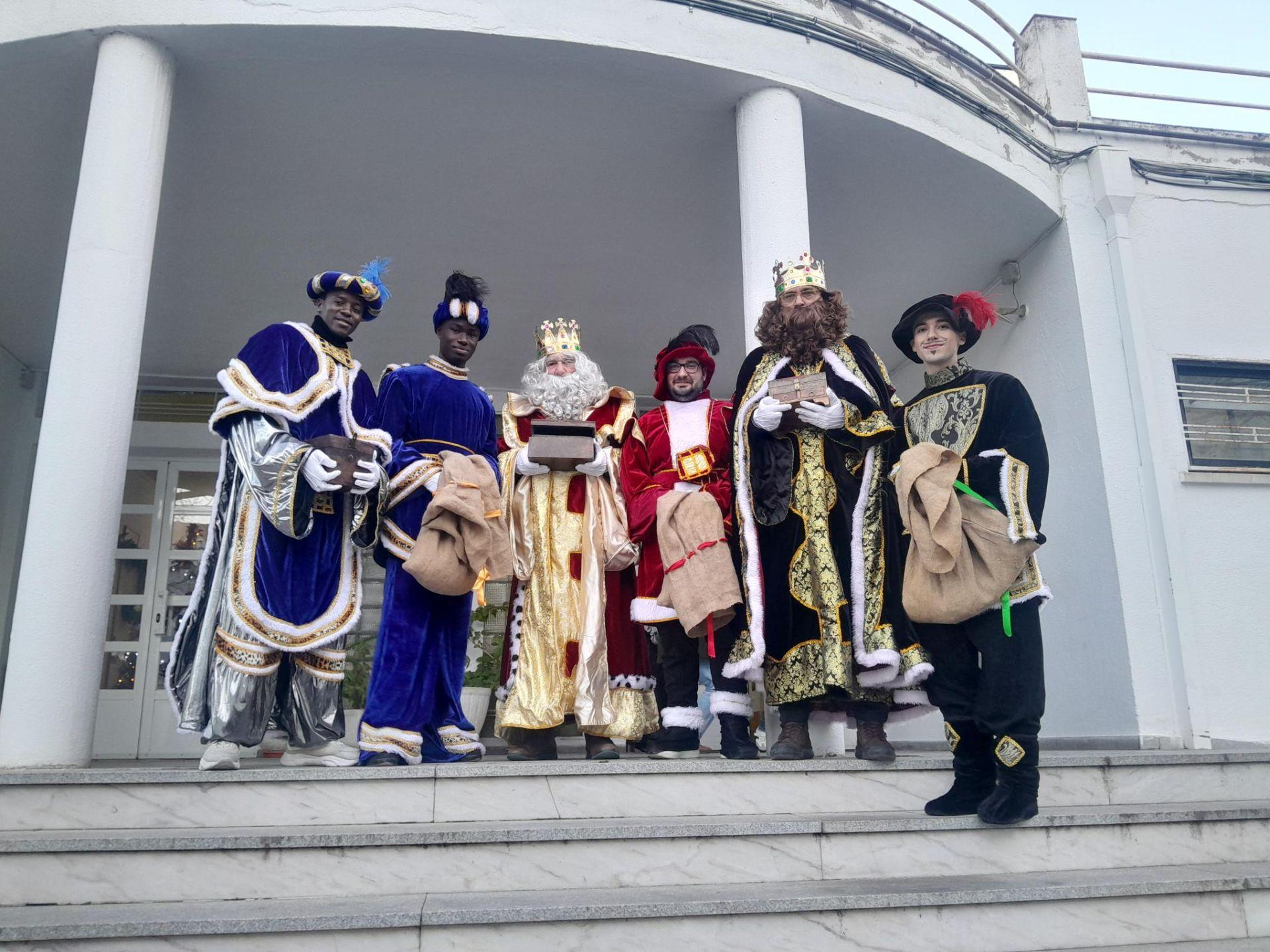 La cabalgata de los Reyes Magos y los regalos despiden la Navidad