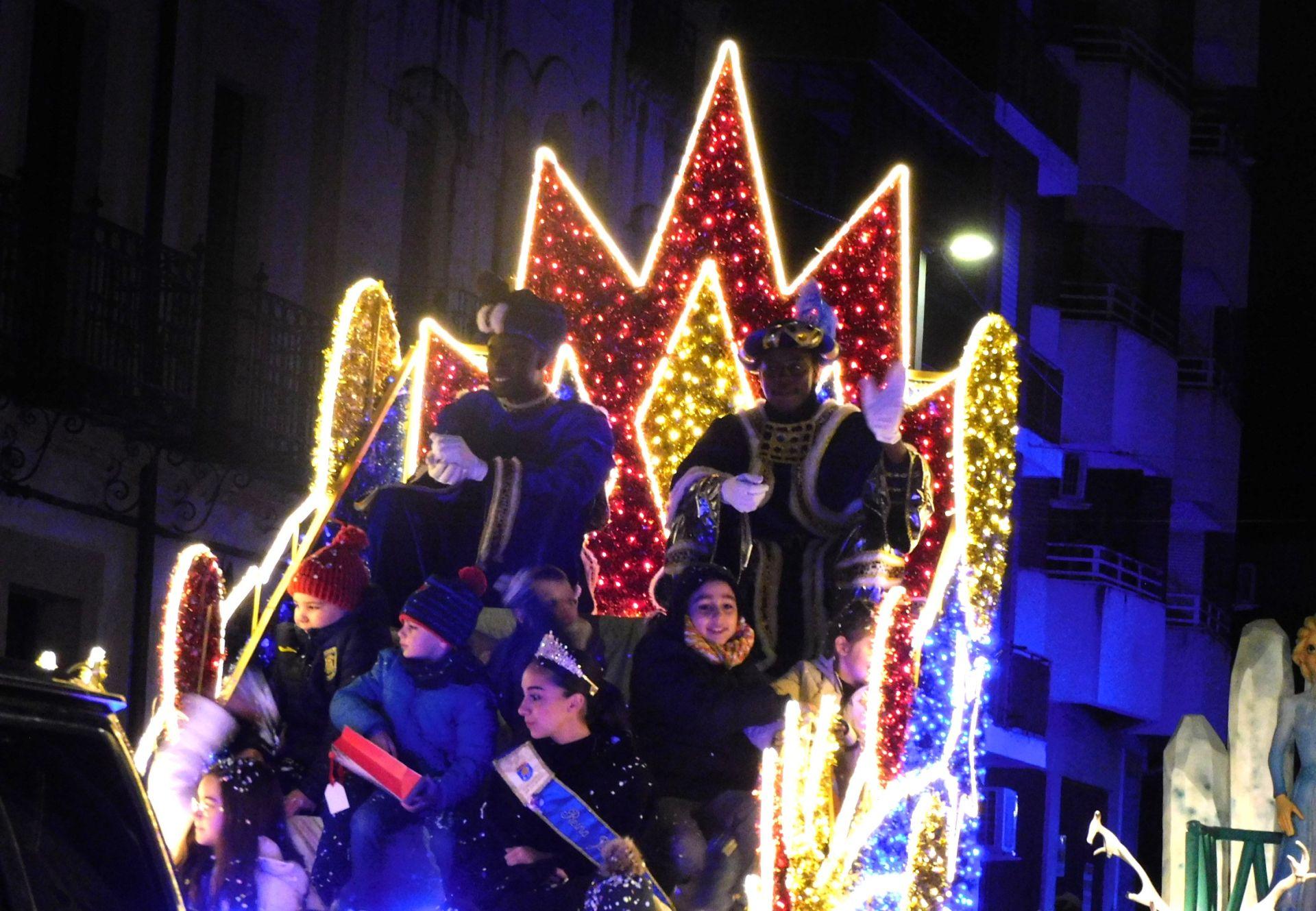 La cabalgata de los Reyes Magos y los regalos despiden la Navidad