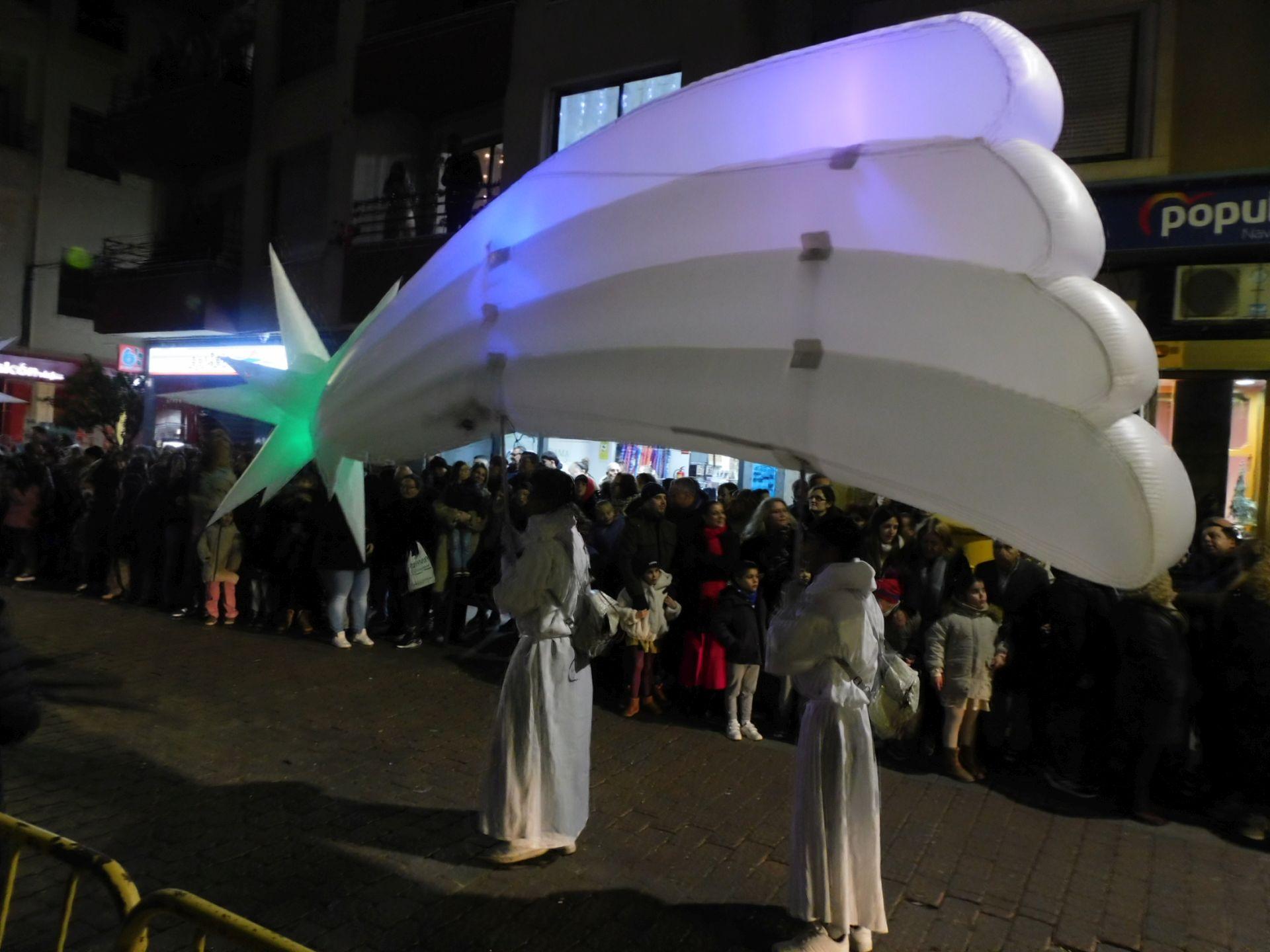 La cabalgata de los Reyes Magos y los regalos despiden la Navidad
