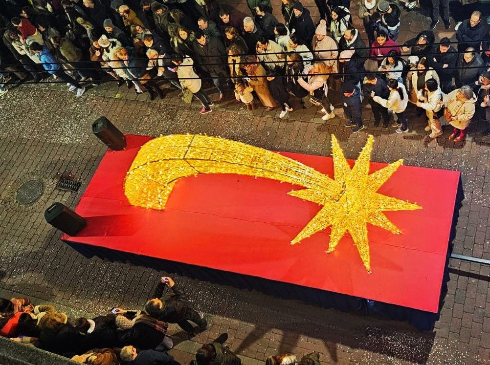 La cabalgata de los Reyes Magos y los regalos despiden la Navidad