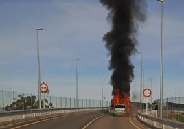 Un vehículo sale ardiendo en la carretera Nacional V