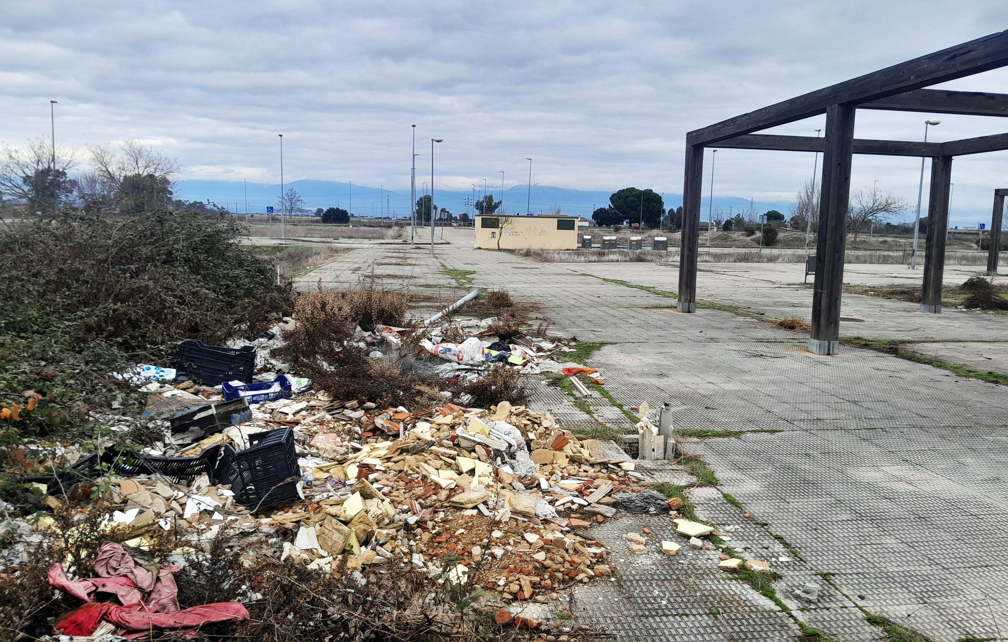 El abandono de la urbanización de Los Viñazos va a más cada día