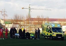 La ambulancia sobre el césped del municipal