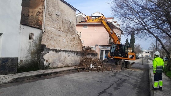 Un tramo de la calle Genaro Cajal se corta al tráfico tras el derrumbe de un inmueble