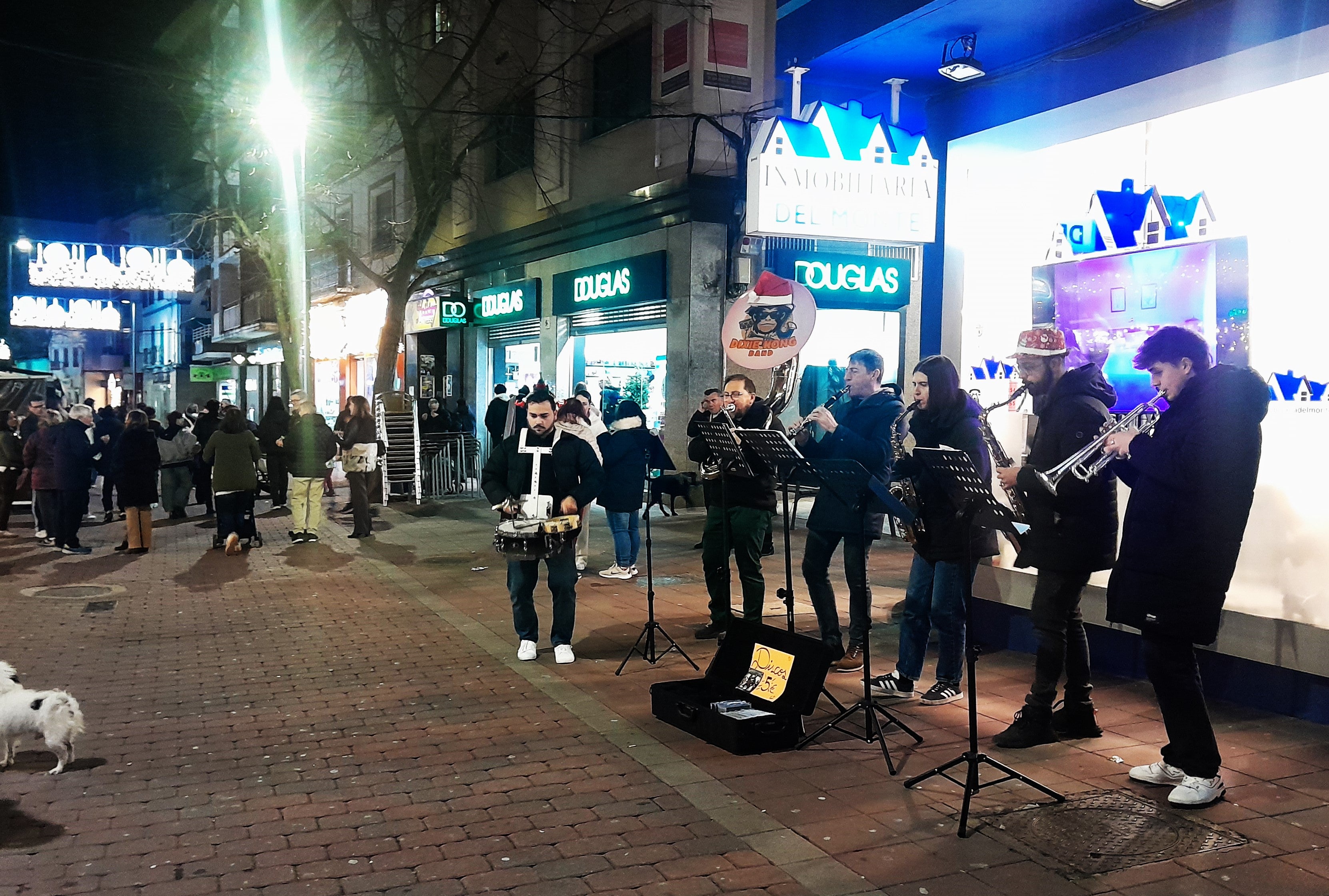 Actuación de la Dixie Kong Band en Navidad en la zona peatonal