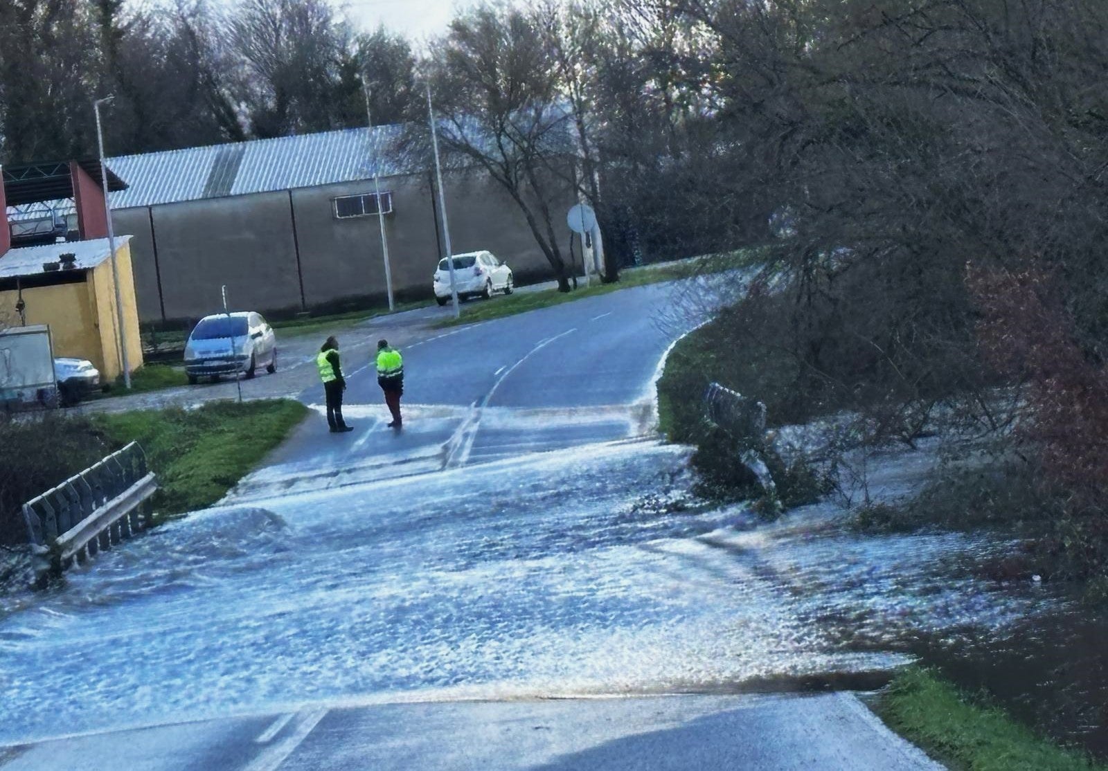 Carretera cortada entre Tiétar y Santa María de las Lomas