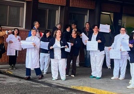 Los celadores del hospital piden mejorar sus condiciones laborales