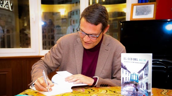 Óscar García presenta en el Hogar Extremeño de Gran Vía 'El eco del agua'