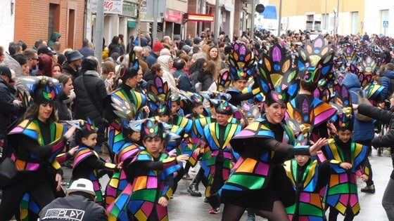 Un multitudinario desfile juvenil inicia el Carnaval