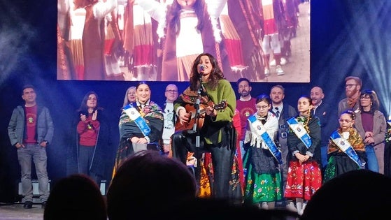 La pregonera hace cantar 'Moralita' al público que llenaba la caseta municipal