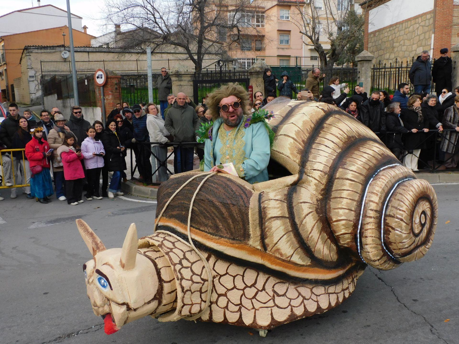 Carrozas y comparsas brillan en el primer desfile del Carnaval