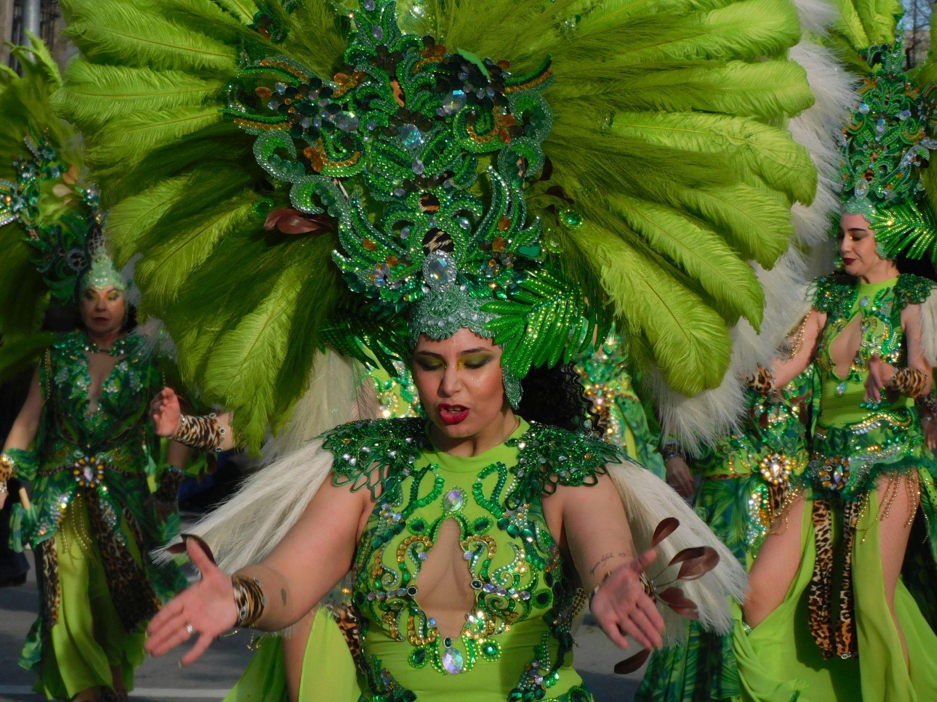 Carrozas y comparsas brillan en el primer desfile del Carnaval