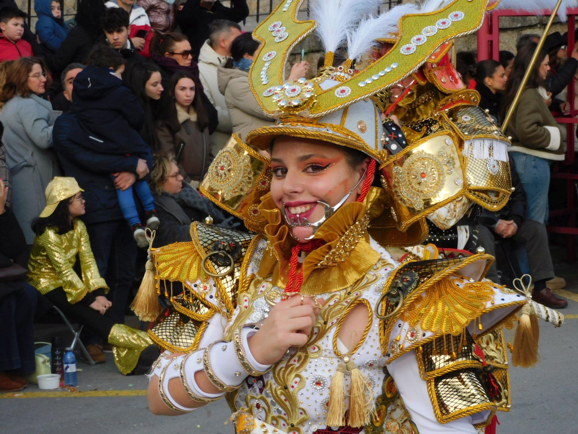 Carrozas y comparsas brillan en el primer desfile del Carnaval