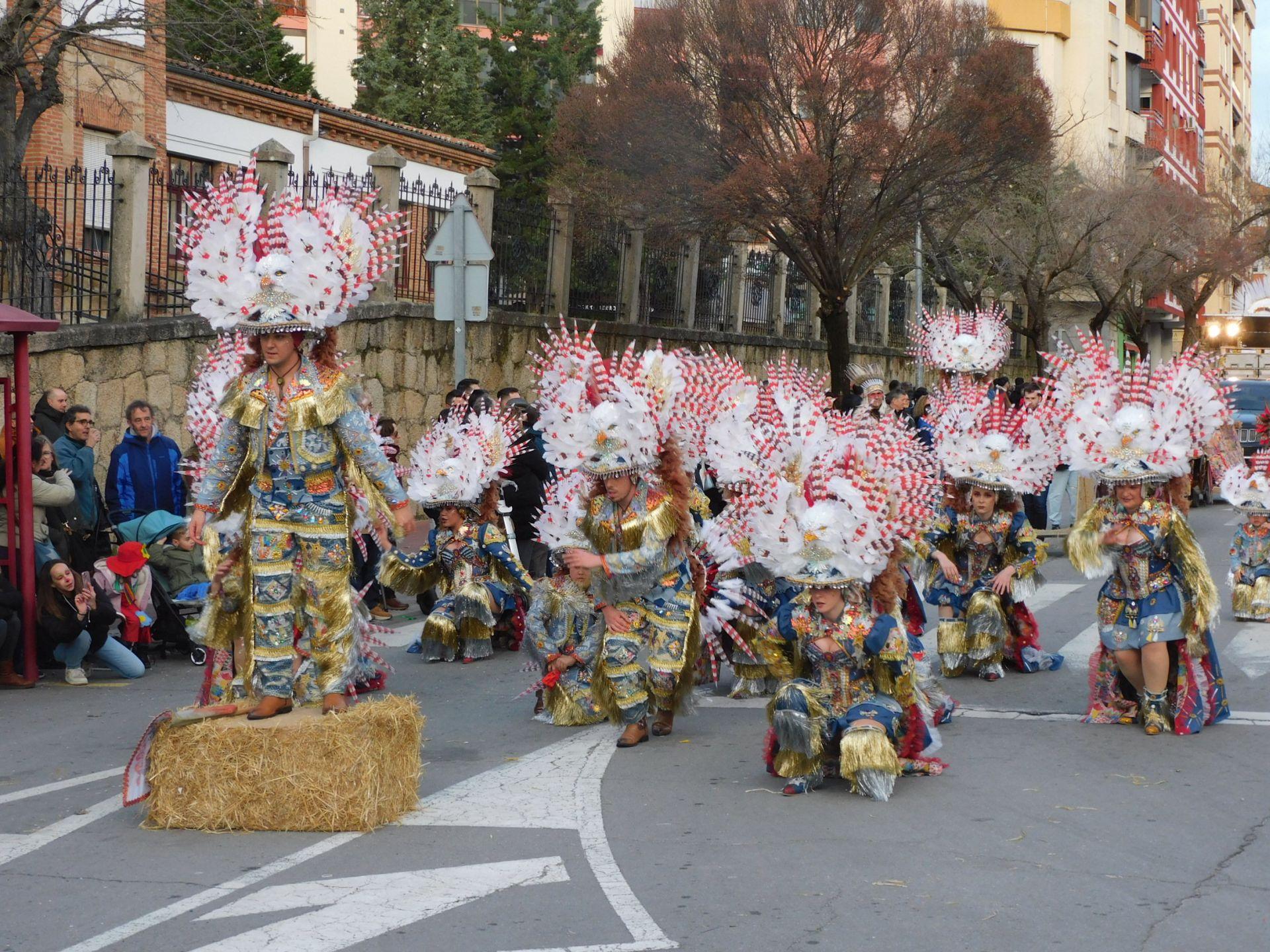Carrozas y comparsas brillan en el primer desfile del Carnaval